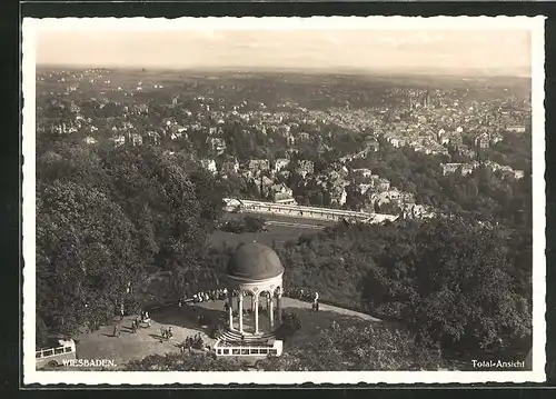 AK Wiesbaden, Totalansicht mit Blick auf Neroberg-Tempel und Opelbad