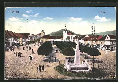 AK Beraun / Beroun, Passanten und Denkmal auf dem Marktplatz