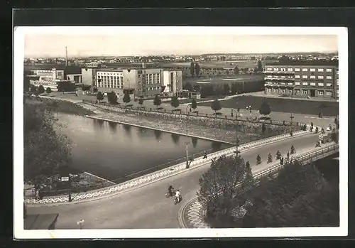 AK Königgrätz / Hradec Kralove, Ortspartie mit Brücke