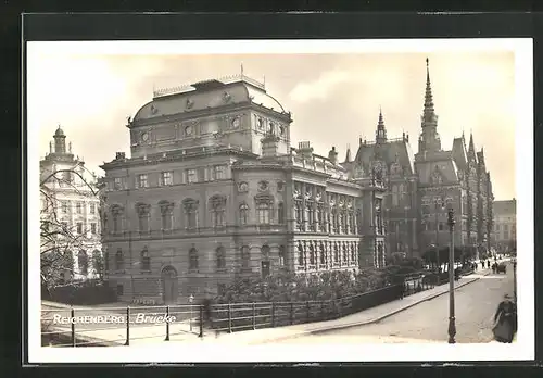 AK Reichenberg / Liberec, Gebäudepartie an der Brücke