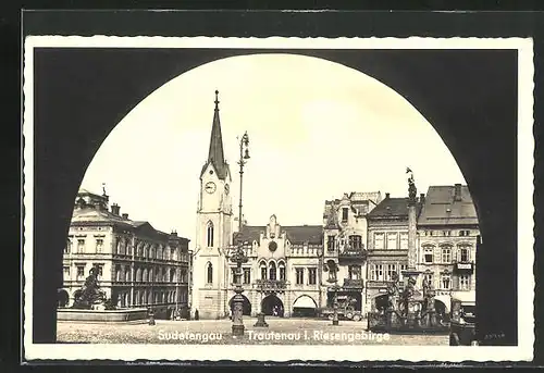 AK Trautenau / Trutnov, Denkmal und Kirche am Marktplatz