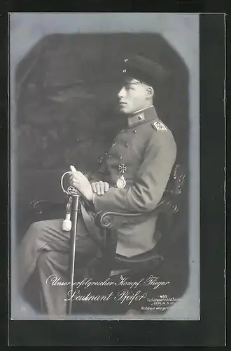Foto-AK Sanke Nr. 451: Kampf-Flieger Leutnant Pfeifer in Uniform mit Schirmmütze