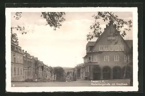 AK Treuen / Vogtland, Hindenburgstrasse mit Stadthaus
