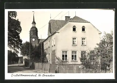 AK Grossdittmannsdorf, Ortspartie mit Haus u. Kirche