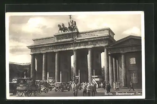 AK Berlin, Verkehr am Brandenburger Tor