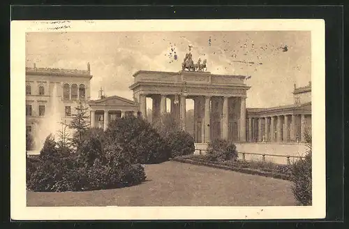 AK Berlin, Brandenburger Tor mit Grünanlagen