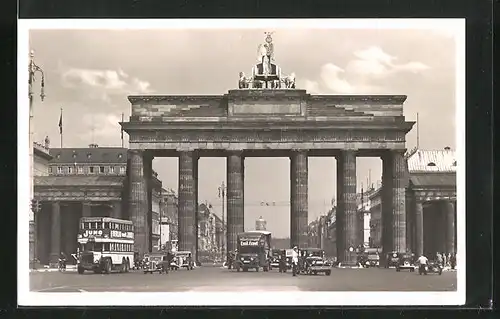 AK Berlin, Brandenburger Tor mit Verkehr