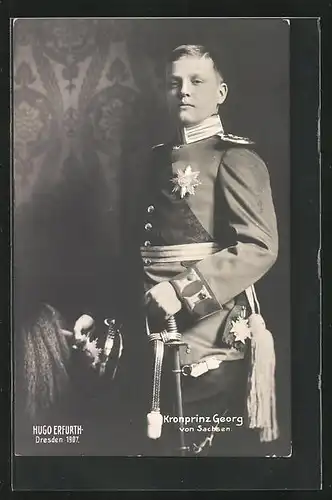 Foto-AK Hugo Erfurth: Kronprinz Georg von Sachsen in Gardeuniform mit Pickelhaube in Händen