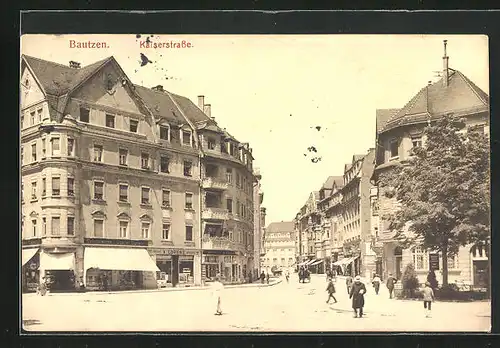 AK Bautzen, Kaiserstrasse mit Geschäften und Passanten