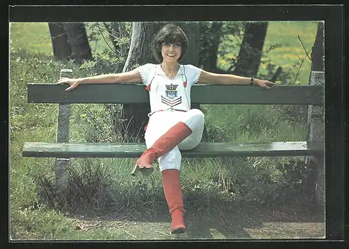 AK Musikerin Tina York auf Parkbank, mit Autograph