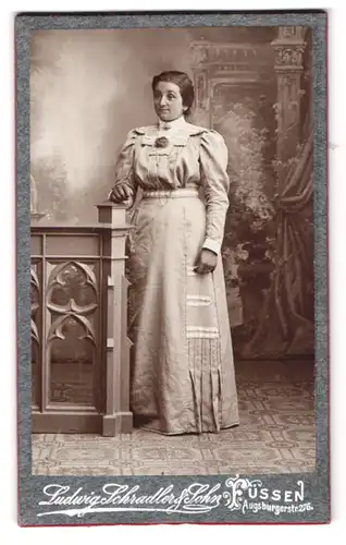 Fotografie Ludwig Schradler, Füssen, Augsburgerstr. 276, Portrait Frau im langen Kleid in beschaulicher Parkidylle