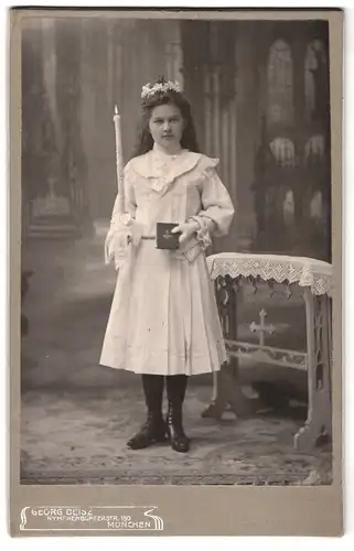 Fotografie Georg Deisz, München, Nymphenburgerstr. 150, Portrait Mädchen im Konformationskleid mit Kerze und Bibel