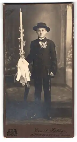 Fotografie Ernst Rettig, Mannheim, Breitestrasse7, Portrait Knabe im Kommunionsanzug mit Hut und Kerze