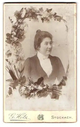 Fotografie G. Holtz, Stockach, Portrait Frau in weisser Bluse, Blütenkranz mit Engel, Fotomontage