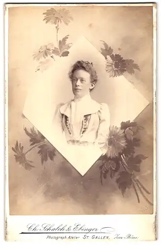 Fotografie Ch. Schalch & Ebinger, St. Gallen, Zur Börse, Portrait Frau im Kleid, Blatt Papier mit Blumen, Fotomontage