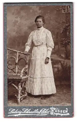 Fotografie Ludwig Schradler, Füssen, Augsburgerstr. 276, Portrait junge Frau im langen Kleid vor idyllischer Waldkulisse