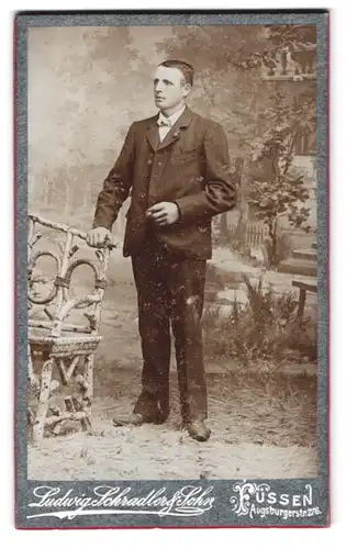 Fotografie Ludwig Schradler, Füssen, Augsburgerstr. 276, Portrait Herr im Anzug vor einer Waldkulisse