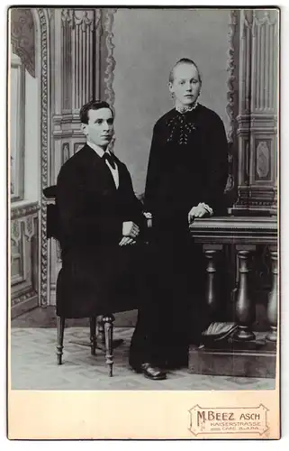 Fotografie M. Beez, Asch, Kaiserstrasse, Portrait junges Ehepaar vor archtektonisch gesäumter Kulisse