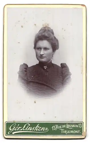 Fotografie G. Linskens, Tirlemont, 13 Rue de Louvain, rück. Frau mit Foto, Jugenstil, vorder. Portrait junge Fau