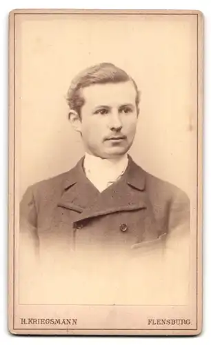 Fotografie H. Kriegsmann, Flensburg, Grosse Strasse 75, rück. Personifikationen neben Kamera & Harfe, rück. Portrait Mann