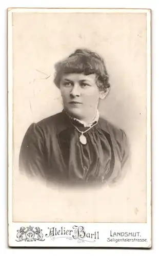 Fotografie Otto Bartl, Landshut, Seligentalerstr. rück. Frauenkopf mit Blüte im Haar, Jugendstil, vord. Portrait Frau