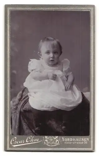 Fotografie Oscar Ohm, Nordhausen, Weberstr. 26, rück. Frau mit Blüte in Händen, Jugendstil, vorder. Portrait Kleinkind