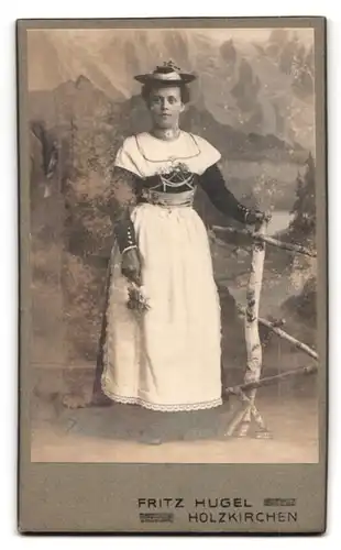 Fotografie Fritz Hugel, Holzkirchen, nächst dem Bahnhof, Ansicht Holzkirchen, Photog. Atelier Hugel, vor. Frau in Tracht