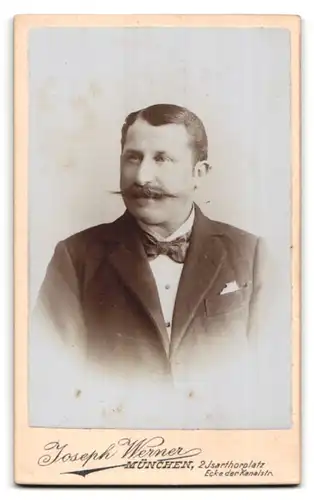 Fotografie Joseph Werner, München, Isartorplatz 2, Ansicht München, Geschäft d. Fotografen Werner, vorder. Herr mit Bart