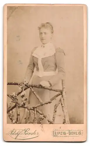 Fotografie Adolf Sander, Leipzig-Gohlis, Leipzigerstr. 12, Ansicht Leipzig-Gohlis, Photostudio Sander, vord. junge Frau