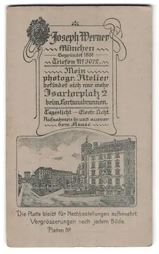 Fotografie Joseph Werner, München, Isartorplatz 2, Ansicht München, Photostudio mit Fortunabrunnen, vord. Soldat