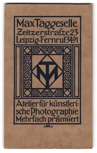 Fotografie M. Taggeselle, Leipzig, Zeitzerstr. 23, rück. Reklame Photostudio Taggeselle ornament. Motiv, vor. Kleinkind