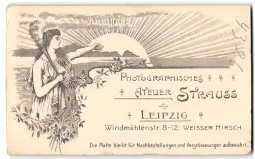 Fotografie Atelier Strauss, Leipzig, Windmühlenstr. 8-12, rück. Frau mit Fackel, Jugendstil, vor. Kind mit Schaukelpferd