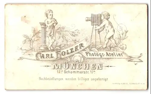 Fotografie Carl Holzer, München, Schommerstr. 17A, rück. Putten mit Plattenkamera, vord. Portrait Frau mit Halskette