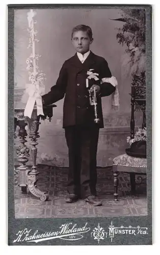 Fotografie H. Zahneissen-Wieland, Münster i/Els., Portrait Knabe im Konfirmationsanzug mit Kerze und Rosenkranz