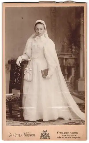 Fotografie Chretien Münch, Strassbourg, Rue Royale, Portrait in weiss gekleidetes Mädchen zur Kommunion