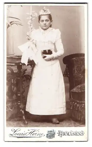 Fotografie Louis Heine, Pirmasens, Bergstr., Portrait Mädchen mit Krone im weissen Kleid zur Erstkommunion