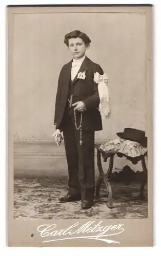 Fotografie C. Metzger, Strassburg i/E., Alt St. Peterplatz 5, Portrait Knabe mit Rosenkranz zur Konfirmation porträtiert