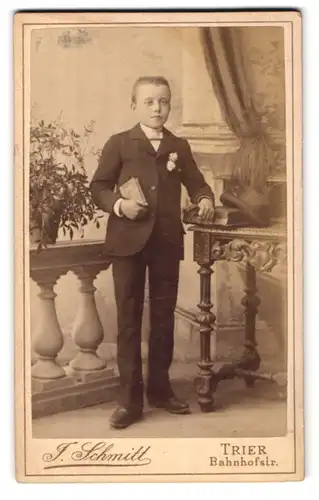 Fotografie J. Schmitt, Trier, Bahnhofstr., Portrait Knabe mit Bibel im Arm zur Erstkommunion
