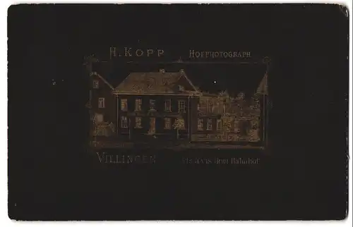 Fotografie H. Kopp, Villingen, vis a vis dem Bahnhof, Ansicht Villingen, Geschäft des Hoffotografen Kopp, vord. Ehepaar