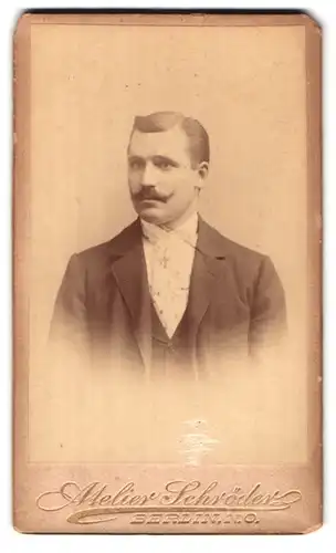 Fotografie A. Schröder, Berlin-NO, Grosse Frankfurter-Strasse 117, Portrait eleganter Herr mit Moustache