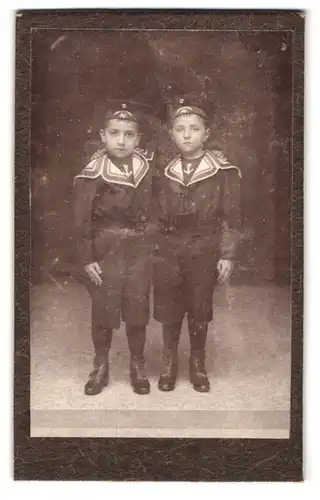 Fotografie unbekannter Fotograf und Ort, Portrait zwei kleine Jungen in Matrosenanzügen