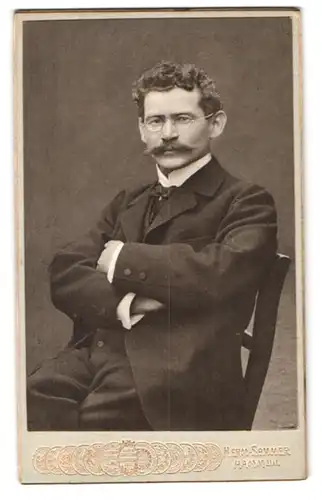 Fotografie Herm. Sommer, Hamm i /W., Gas-Strasse, Portrait eleganter Herr mit Brille und Schnauzbart