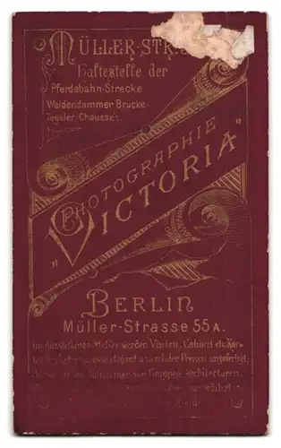 Fotografie Photographie Victoria, Berlin, Müller-Strasse 55 A, Portrait junger Herr in modischer Kleidung