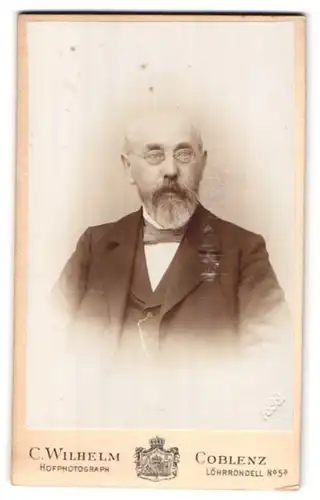 Fotografie C. Wilhelm, Coblenz, Löhrrondell 5 a, Portrait älterer Herr im Anzug mit Brille und Bart