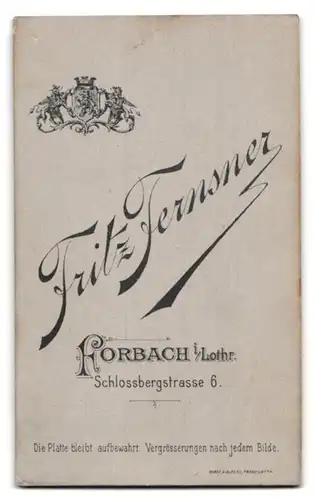 Fotografie Fritz Fernsner, Forbach i /Lothr., Schlossbergstrasse 6, Portrait kleines Mädchen in weisser Kleidung