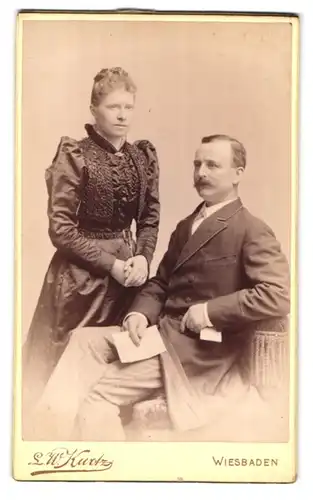 Fotografie L. W. Kurtz, Wiesbaden, Friedrichstrasse 4, Portrait junges Paar in hübscher Kleidung