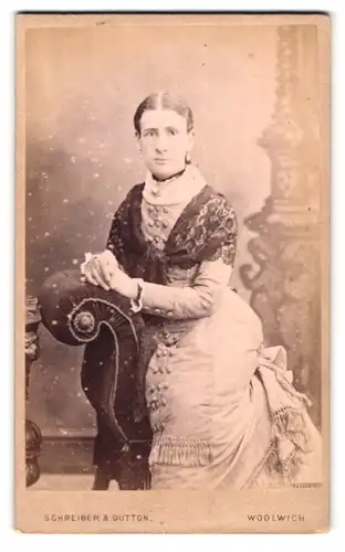 Fotografie Schreiber & Dutton, Woolwich, 101, Wellington Street, Portrait junge Dame im Kleid mit Schultertuch