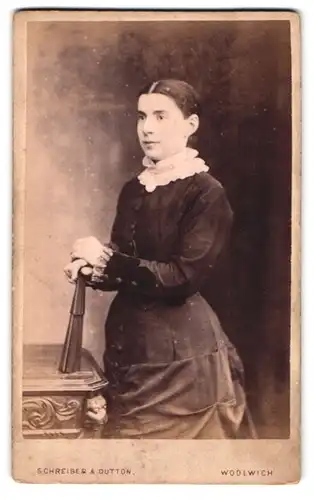 Fotografie Schreiber & Dutton, Woolwich, 101, Wellington Street, Portrait junge Dame im Kleid mit Fächer