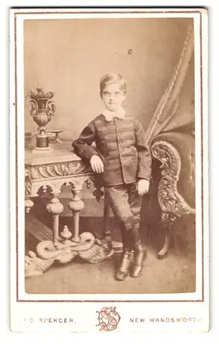 Fotografie E. D. Spencer, New Wandsworth /Surrey, Portrait kleiner Junge in hübscher Kleidung