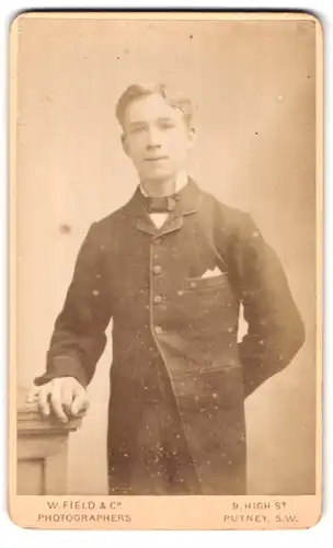Fotografie W. Field & Co., Putney-SW, 9, High St., Portrait junger Herr in modischer Kleidung
